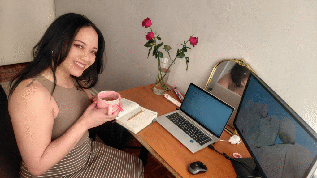 Woman building a side hustle after working a 9-to-5 job